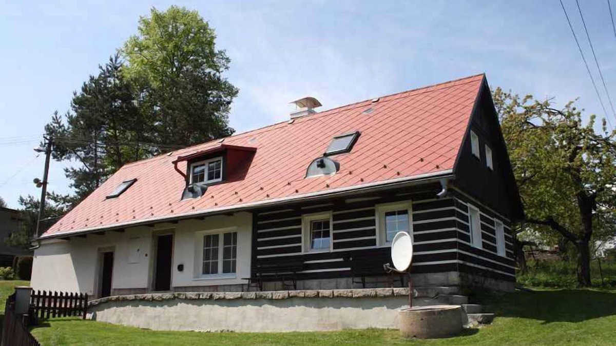 Machov House | Holiday home with garden and barbecue facilities