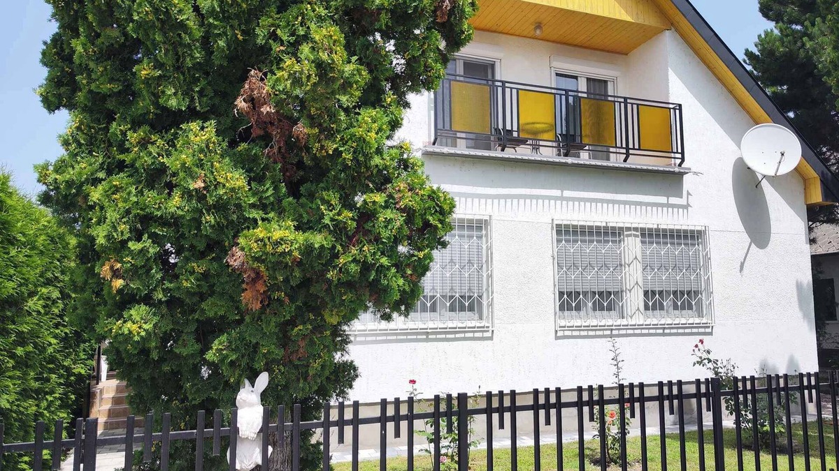 Siofok House | Holiday home with garden and barbecue facilities