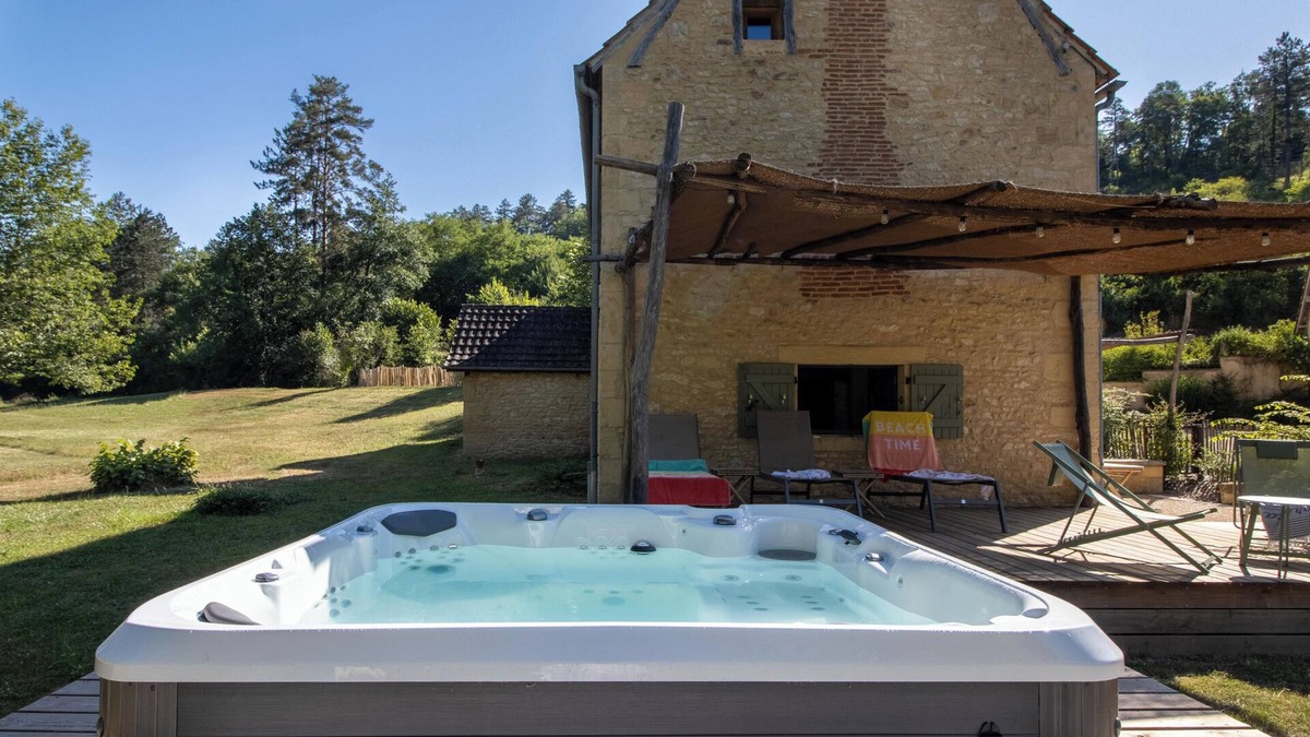 Thonac House | Holiday Home with Jacuzzi, Peaceful Haven in the Heart of Nature