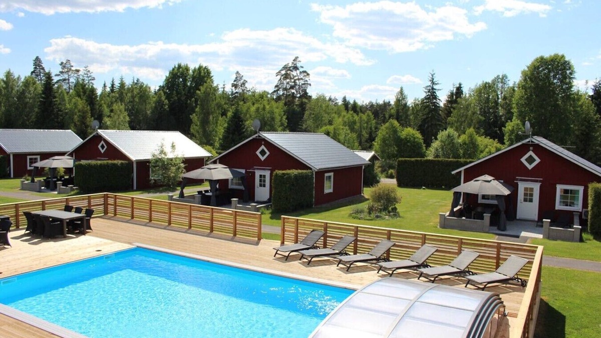Vackelsang Ski Chalet | Holiday home with lake view, pool and boat in Småland