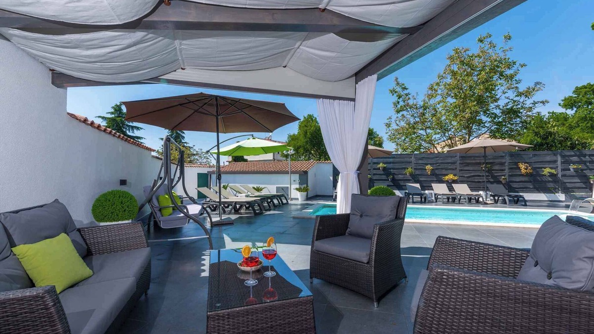 Kukci House | Holiday home with large garden and pool