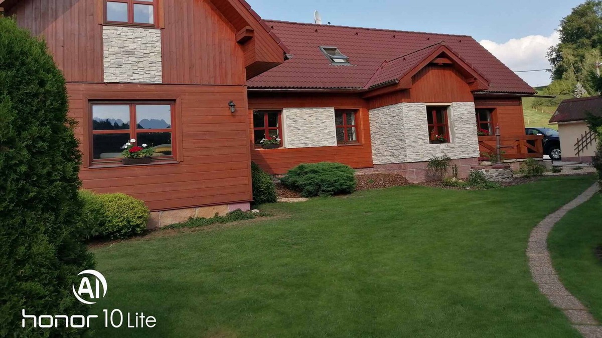 Dolni Kalna House | Holiday home with outdoor swimming pool and playground