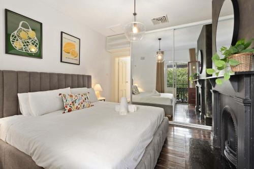 Millers Point Apartment | Holiday Home with Outdoor Area for 8 Guests