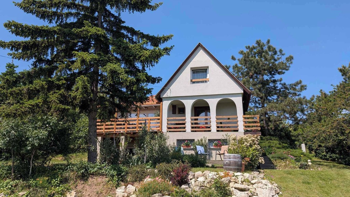 Pakozd House | Holiday home with panorama and internet