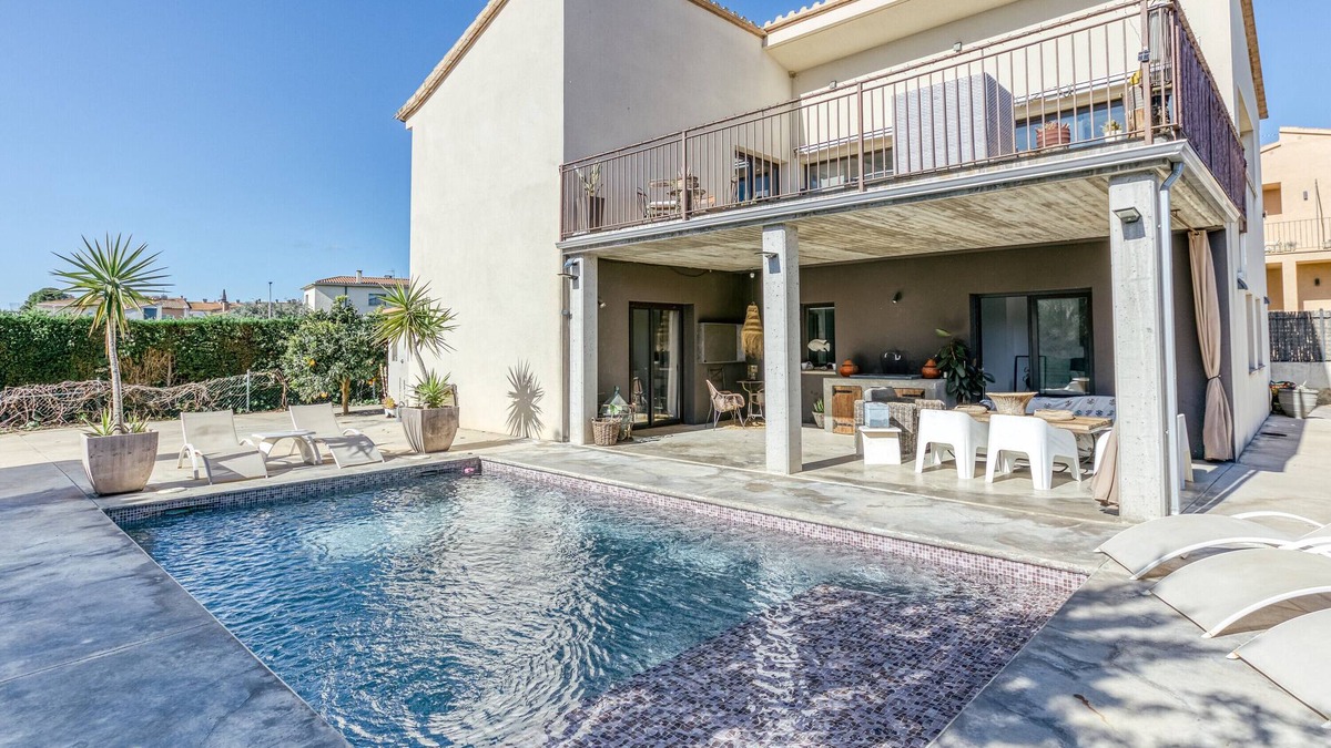 Perelada House | Holiday Home with Pool and in a Golf Zone