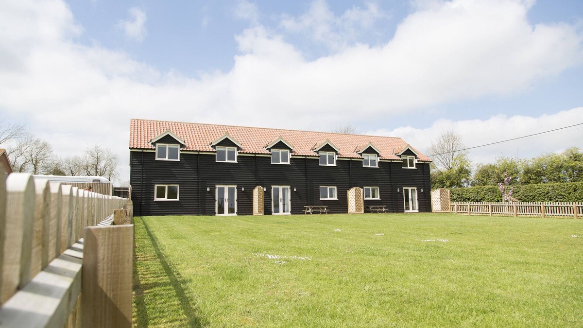 East Dereham House | Holiday Home with Pool, Sauna, Gym, Tennis Courts perfect for exploring Norfolk!