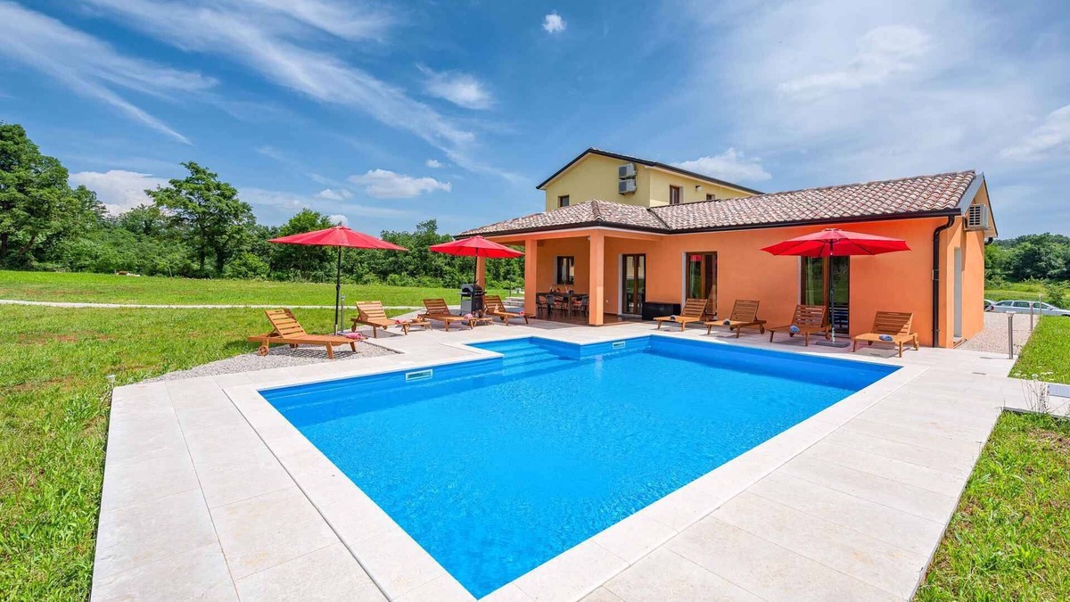 Karojba House | Holiday home with pool in quiet location