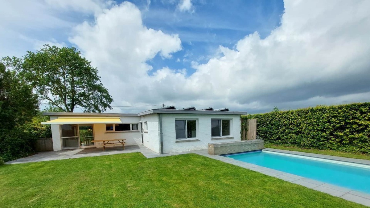 Koekelare House | holiday home with private heated swimming pool and outdoor sauna