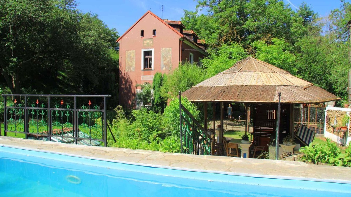 Svinare House | Holiday home with solar heated pool and garden pavilion