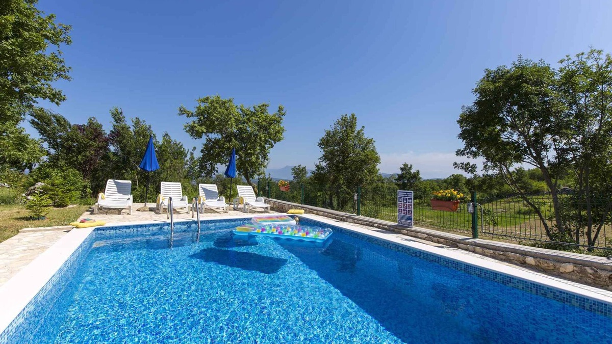 Bartici House | Holiday home with swimming pool surrounded by nature