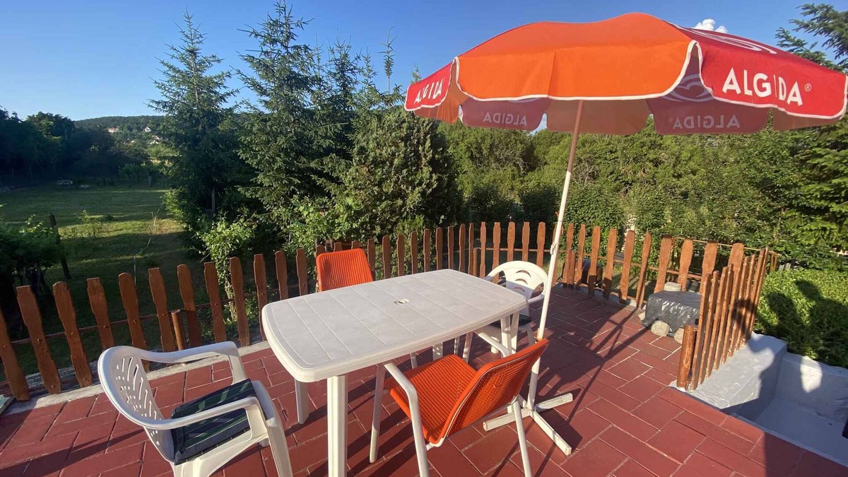 Kovagoors House | Holiday home with swing and garden shower