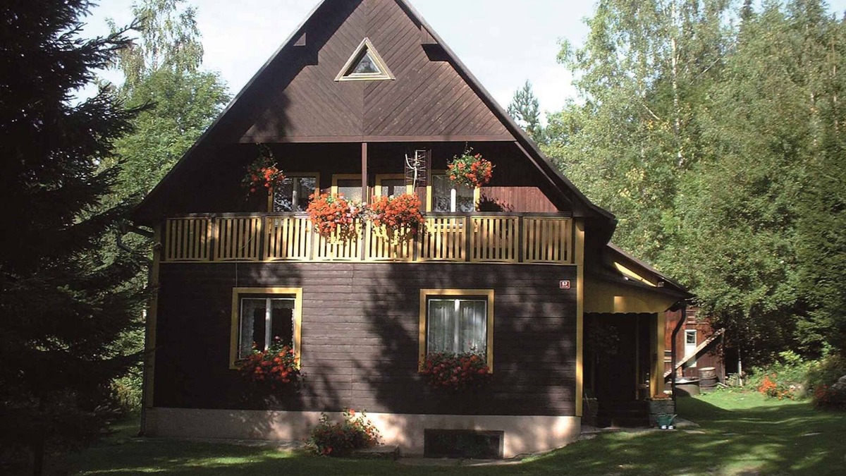 Dolni Dvur House | Holiday home with wood-burning fireplace in quiet surroundings
