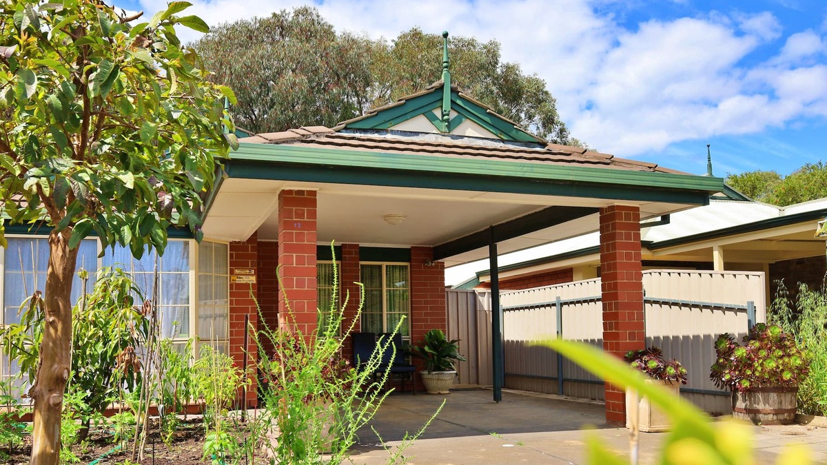 Pooraka House | Holiday Home within walking distance from UniSA & Mawson Lakes Business Hub.