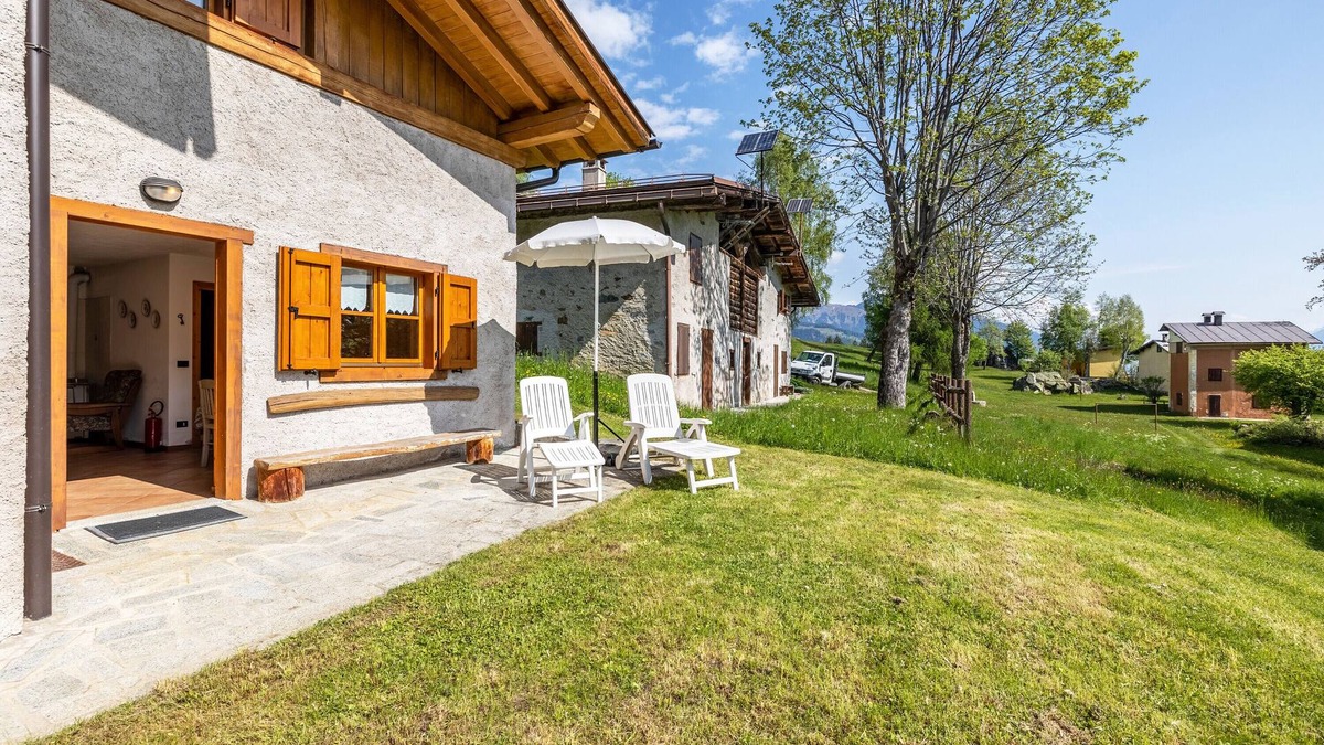 Tione di Trento Cabin | Holiday Home 'Zia Mariota Zeller' with Mountain View and Private Garden