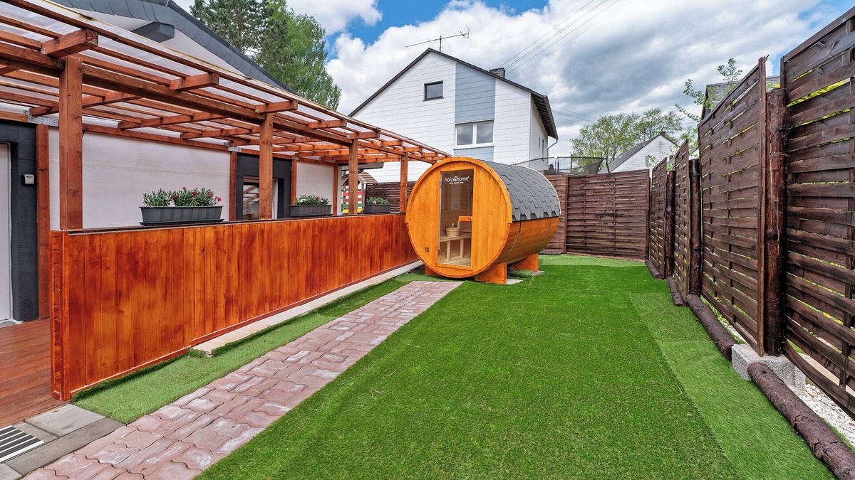 Hinzerath House | Holiday Home 'Zum Stumpfen Turm' with Private Terrace, Private Garden and Wi-Fi