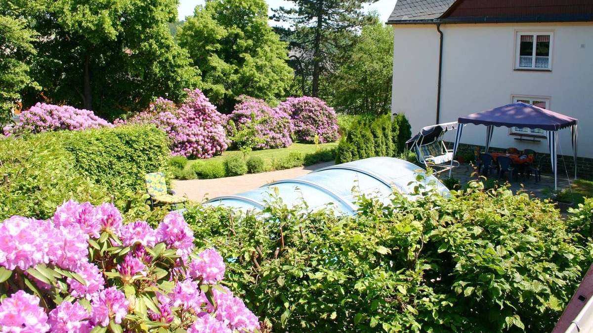 Pockau-Lengefeld Apartment | Holiday homes for two people, with a swimming pool, in the Ore Mountains.
