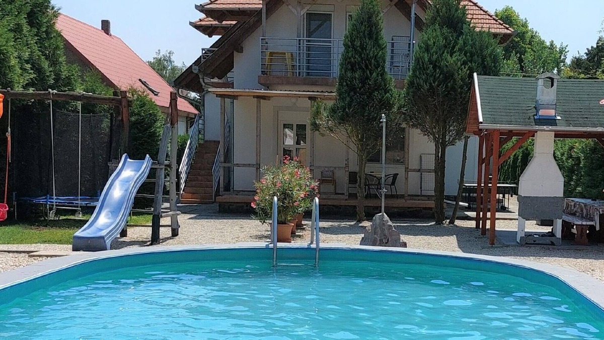 Balatonfenyves House | Holiday house Balatonmáriafürdõ for 1 - 7 persons with 3 bedrooms - Holiday home
