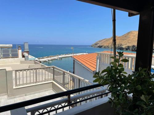 Panormos House | Holiday House by the sea 4