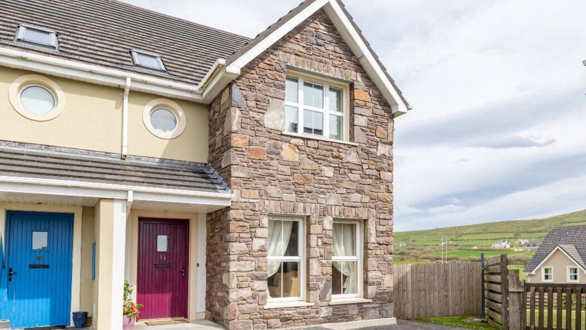 Dingle House | Holiday house Dingle for 1 - 8 persons with 3 bedrooms - Twin house
