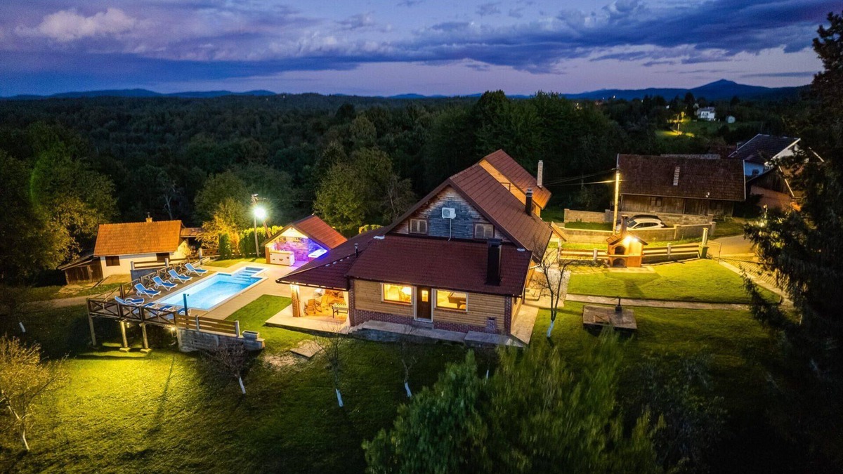 Gornje Dubrave House | Holiday house Gornje Dubrave for 1 - 7 persons with 3 bedrooms - Row house