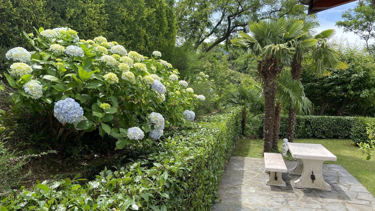Villaggio Belmonte House | Holiday house with fantastic lake view and large private garden near the lake