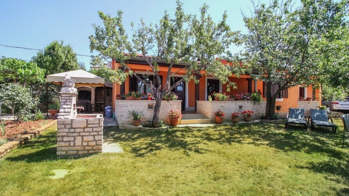 Smoljanci House | Holiday house Klen * quiet location, large garden, terrace, WiFi
