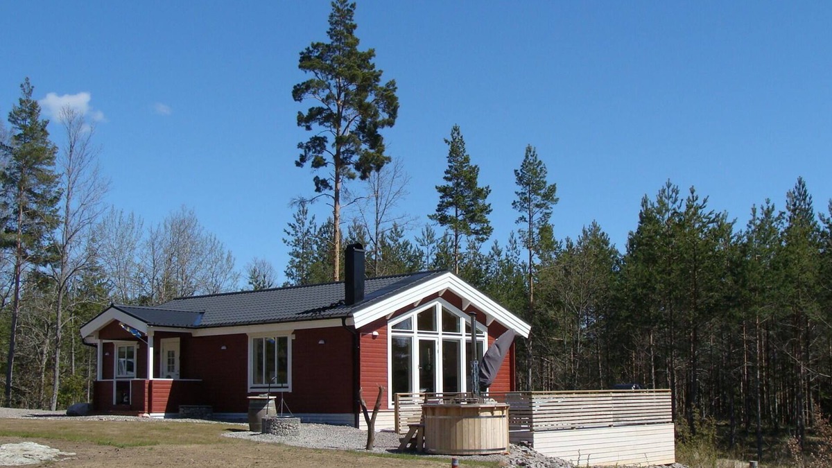 Hultsfred House | Holiday house NERBJÄRKEN, quiet location, 150m from the lake, bathing jetty, boat, hot tub.