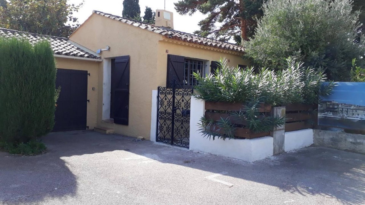 Plage de la Garonnette House | Holiday house Ste Maxime for 1 - 6 persons with 3 bedrooms - Holiday house
