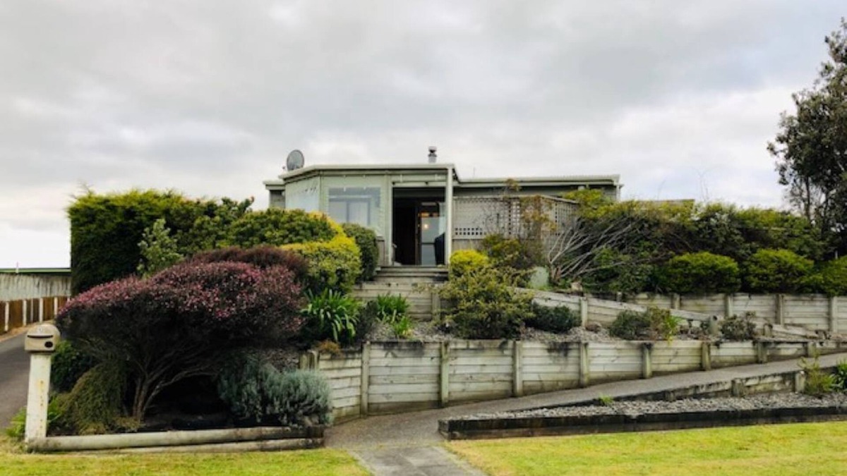 Waitarere Beach House | Holiday House with additional Sleepout to Rent Separately