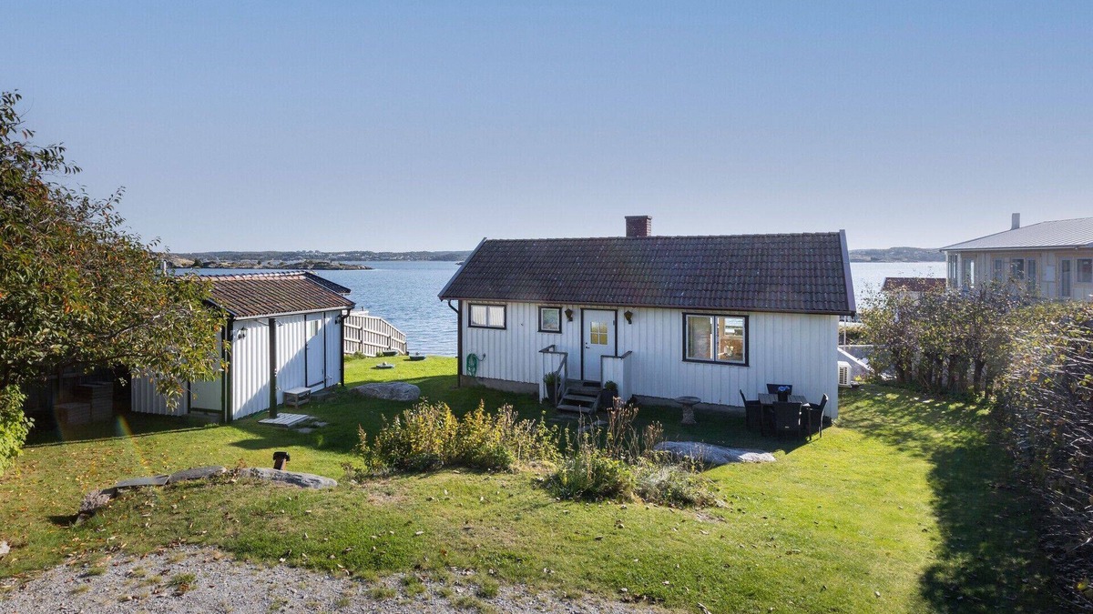 Hoviksnas Ski Chalet | Holiday house with sea views and private beach on Tjörn | SE09009