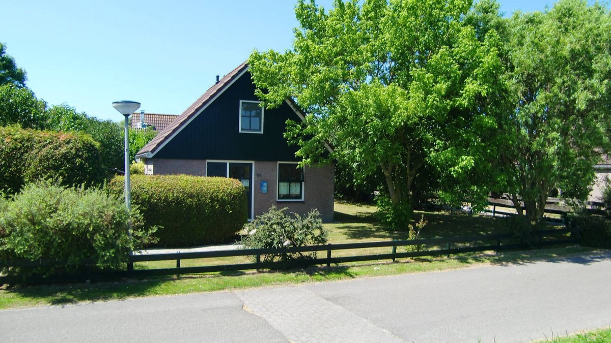 Oudeslius House | Holiday house with winter garden in a quiet holiday park with pool - North Holland