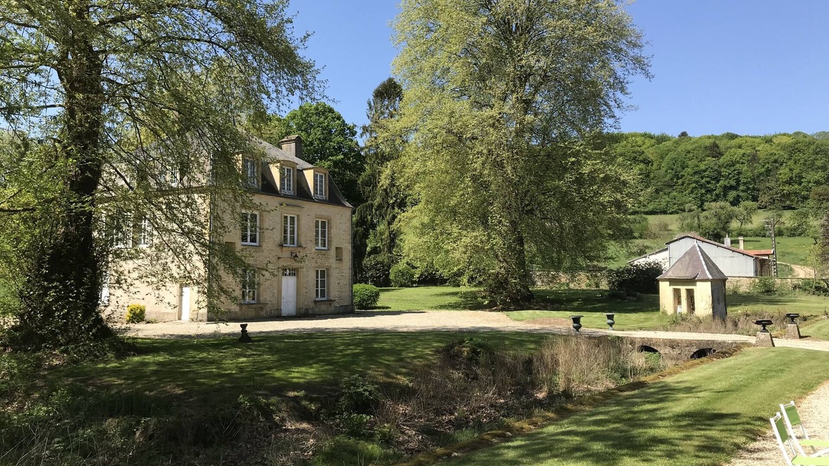 Tailly Other | Holiday in a property in a valley. Heated pool