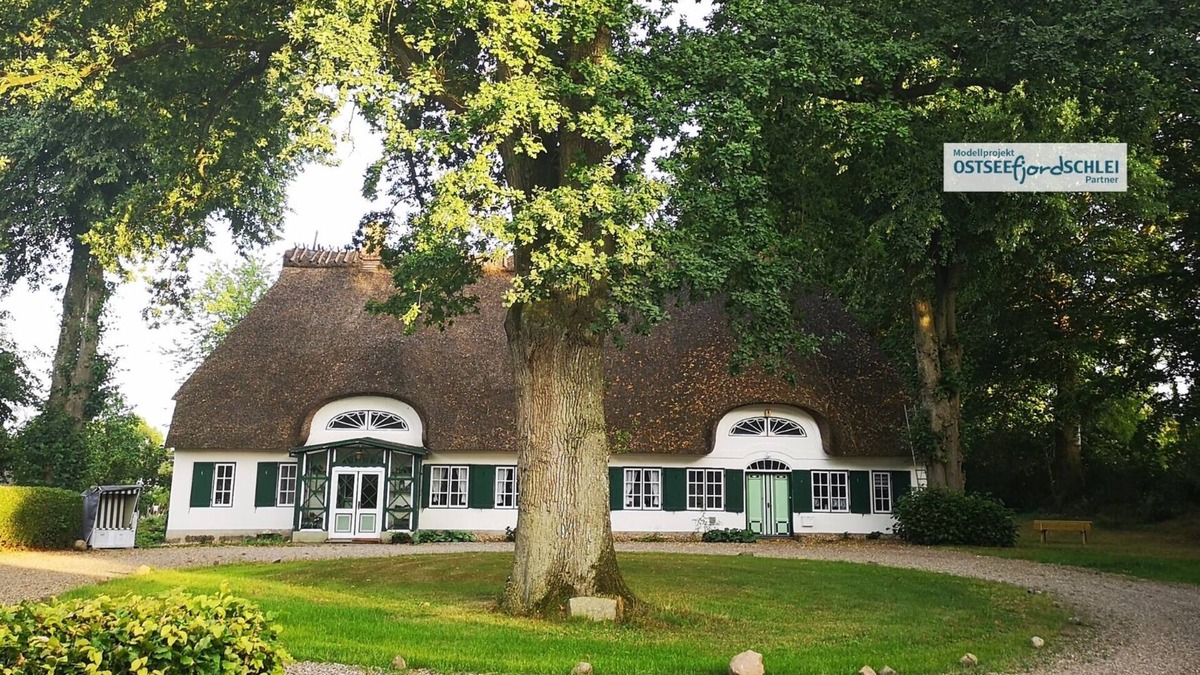 Norderbrarup Apartment | Holiday in historic thatched-roof estate from 1750