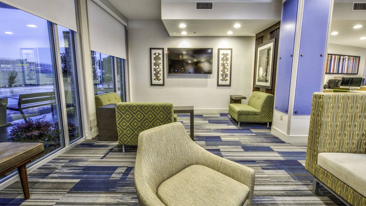 Farmers Branch Hotel | Holiday Inn Express & Suites Dallas NW - Farmers Branch by IHG