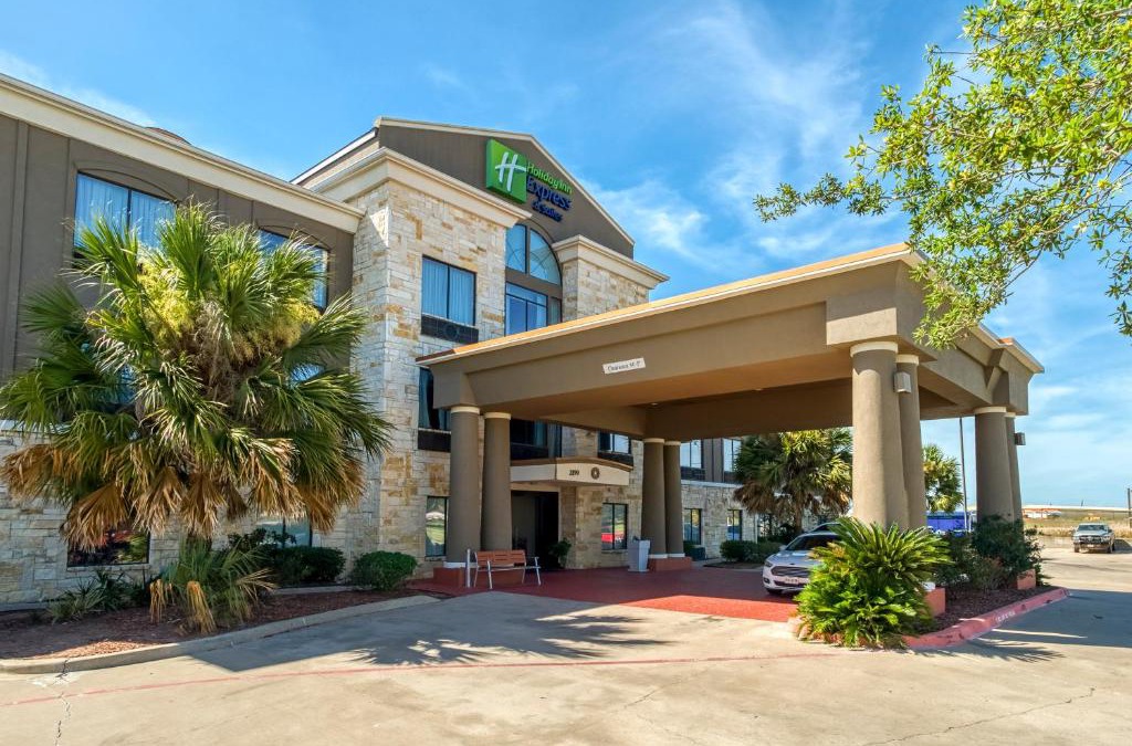 Beeville Hotel | Holiday Inn Express and Suites Beeville by IHG