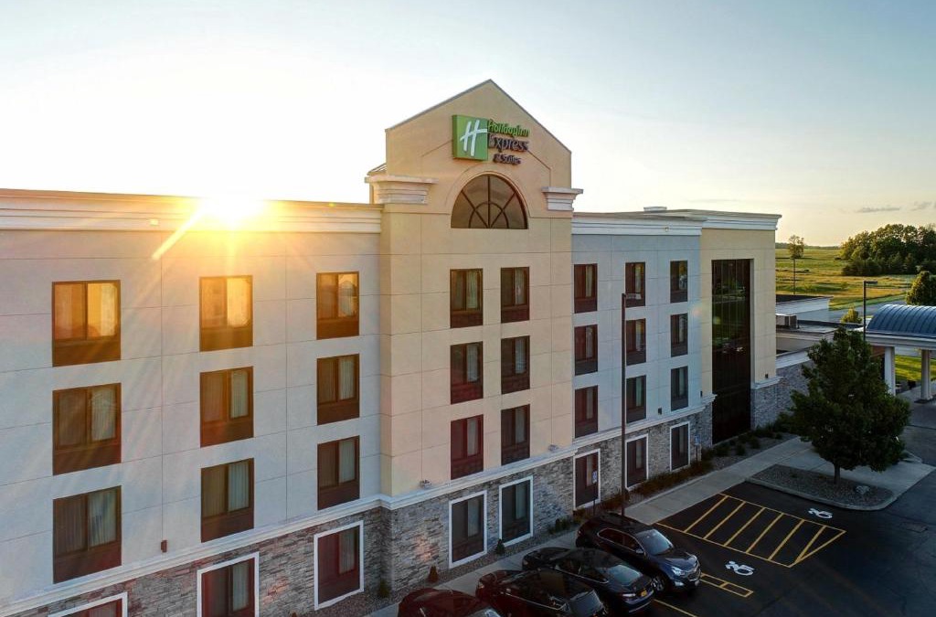 Batavia Hotel | Holiday Inn Express and Suites Batavia by IHG