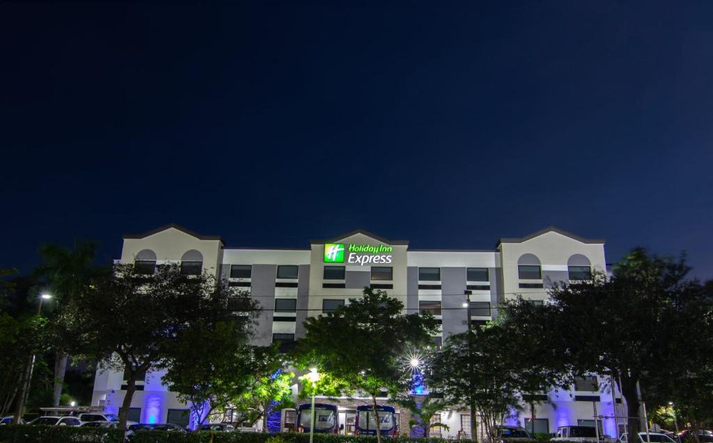 Davie Hotel | Holiday Inn Express and Suites Fort Lauderdale Airport West by IHG