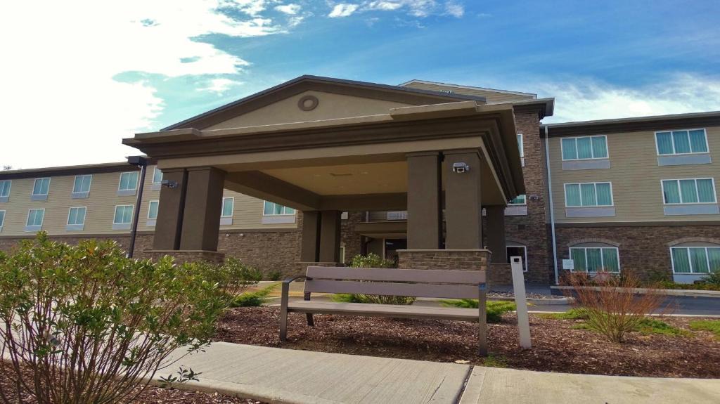 Montgomery Hotel | Holiday Inn Express and Suites Montgomery by IHG