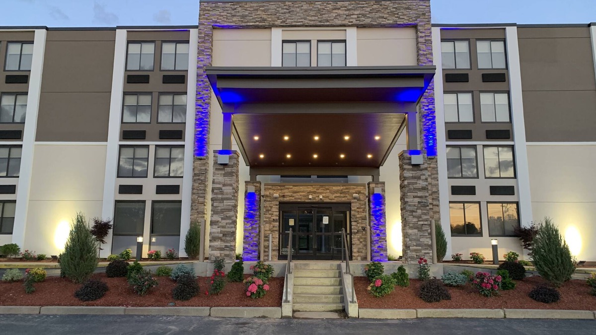 Fall River Hotel | Holiday Inn Express Fall River North by IHG