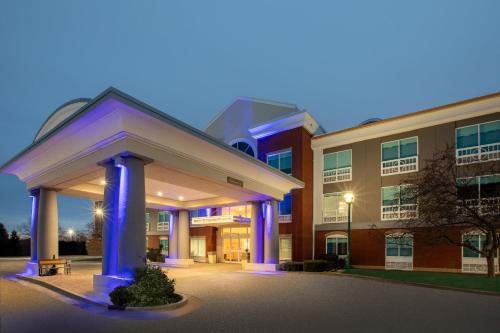 Alpine Center Hotel | Holiday Inn Express Hotel & Suites Grand Rapids-North by IHG