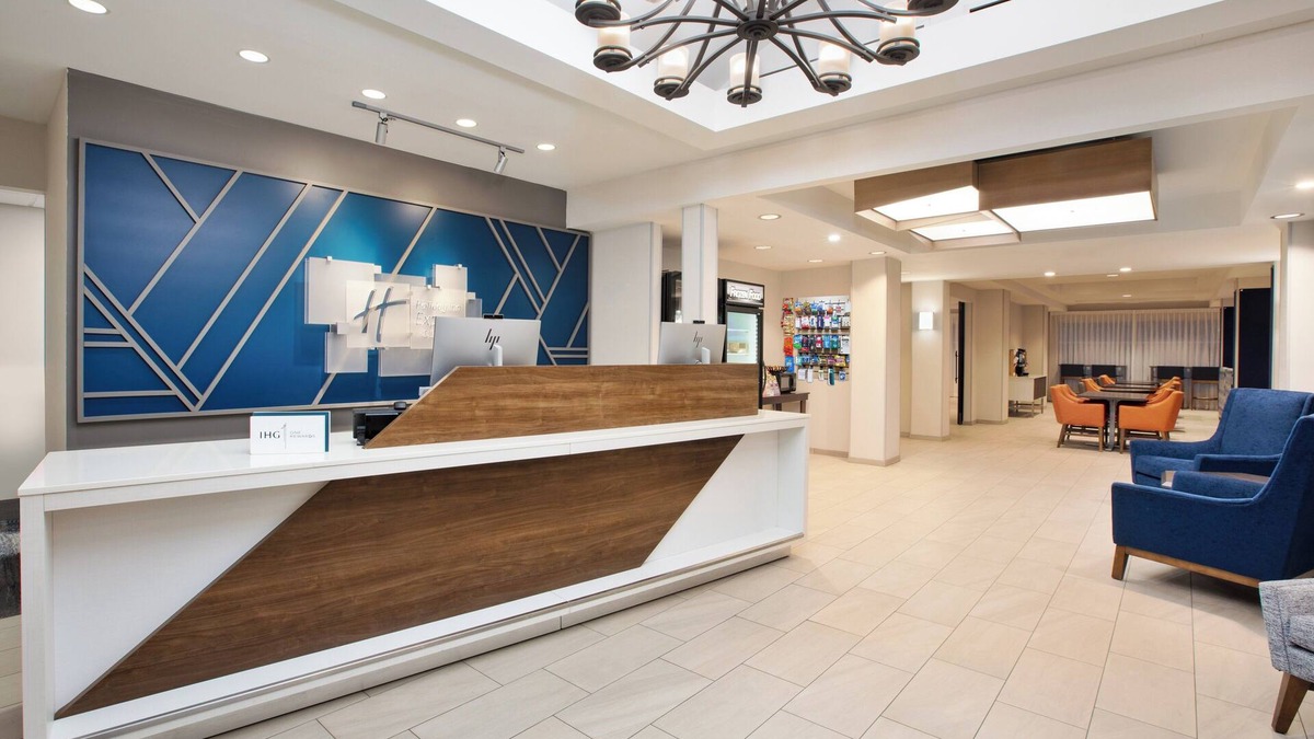 Alpine Center Hotel | Holiday Inn Express Hotel & Suites Grand Rapids-North by IHG