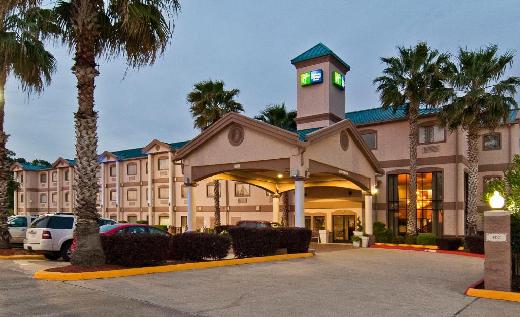 Lake Charles Hotel | Holiday Inn Express Hotel and Suites Lake Charles by IHG