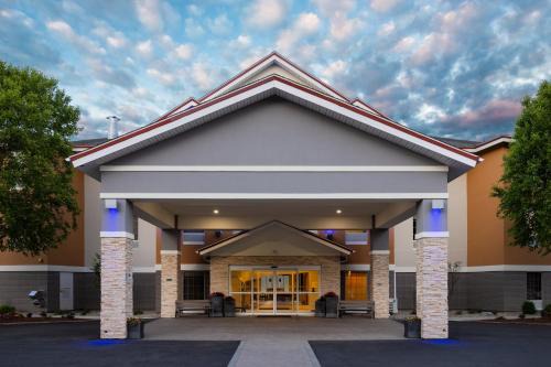 Brattleboro Hotel | Holiday Inn Express Hotel & Suites Brattleboro by IHG