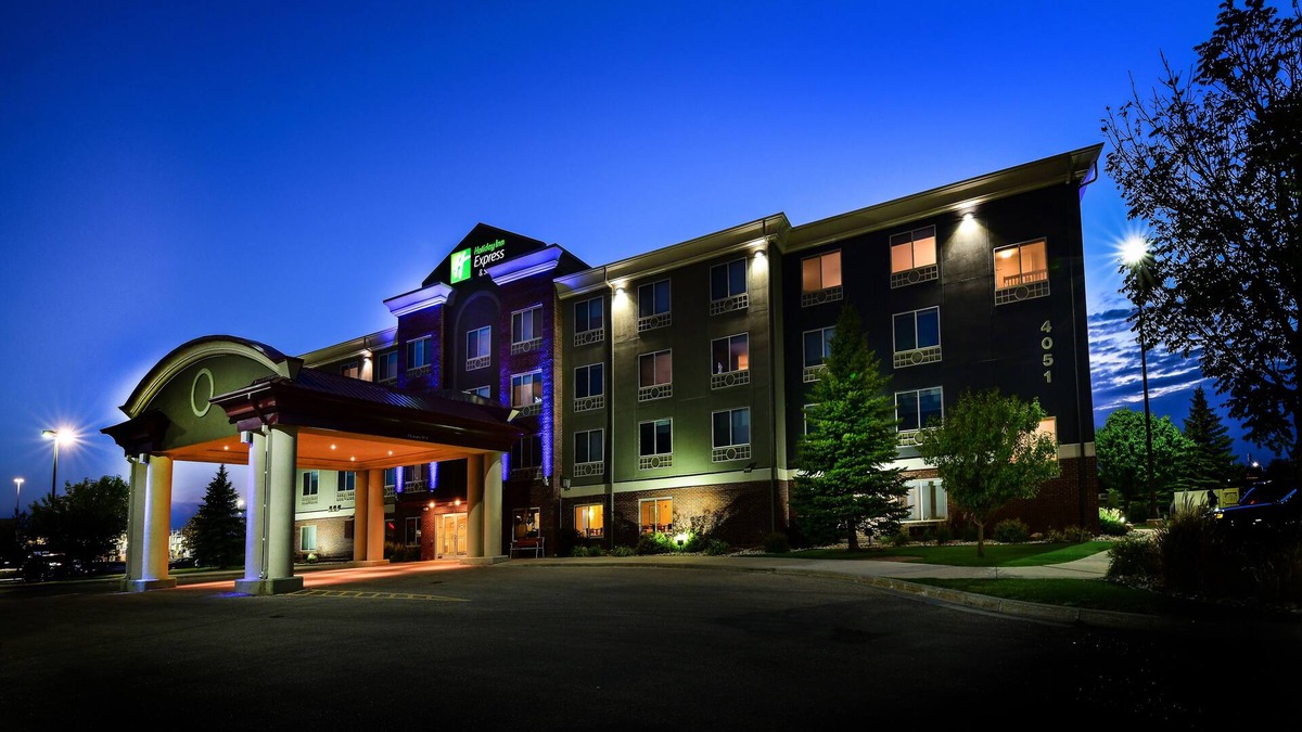 Grand Forks Hotel | Holiday Inn Express Hotel & Suites Grand Forks by IHG