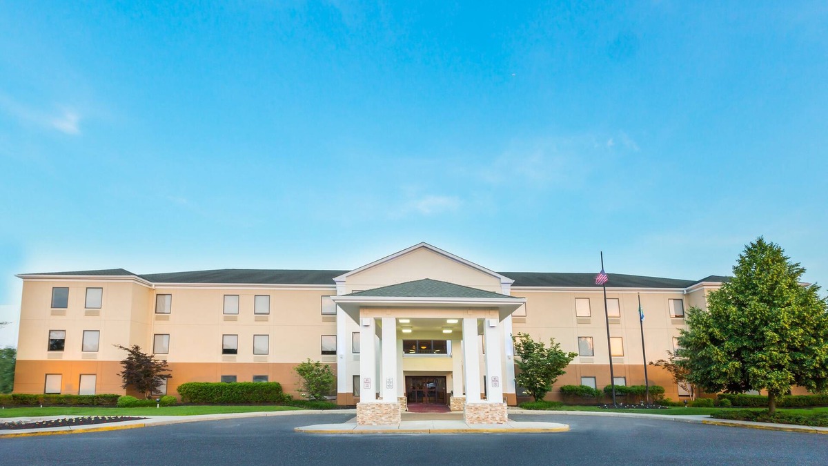 Westampton Hotel | Holiday Inn Express Hotel & Suites Mt. Holly by IHG