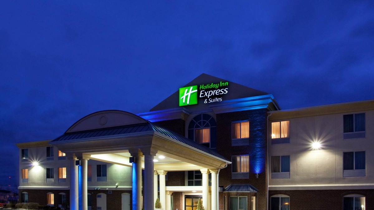 Blue Ash Hotel | Holiday Inn Express Hotel & Suites Cincinnati-Blue Ash by IHG