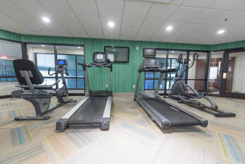 North East Resort | Holiday Inn Express Hotel & Suites Erie an IHG Hotel