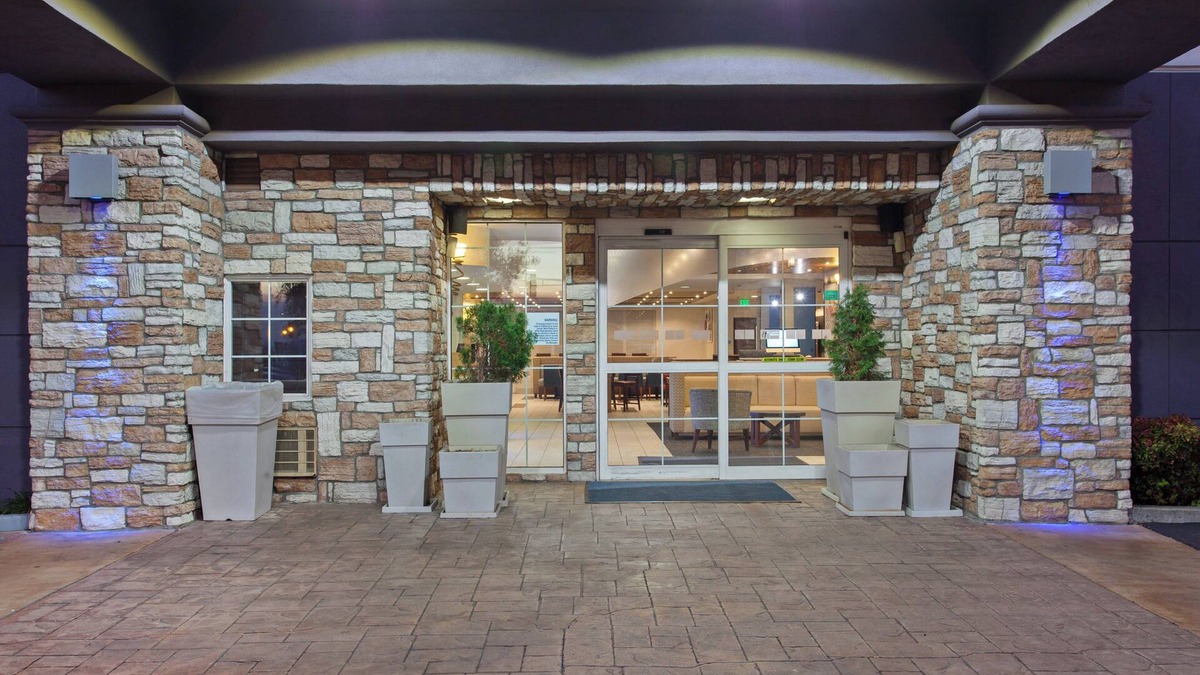 Oakland Hotel | Holiday Inn Express Hotel & Suites Oakland-Airport by IHG