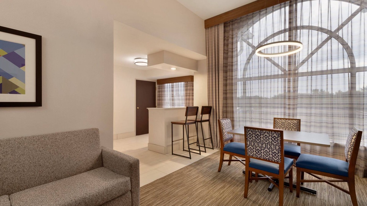 Auburn Hotel | Holiday Inn Express Hotel & Suites Auburn - University Area by IHG