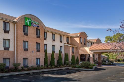 Canton Hotel | Holiday Inn Express Hotel & Suites Canton by IHG